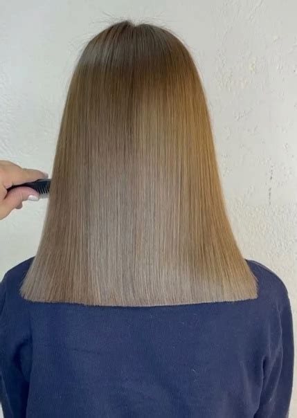 Сделать волосы визуально гуще можно с помощью стрижки ровным срезом ...