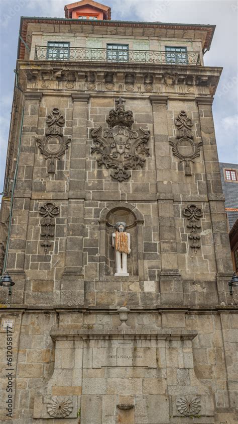 Fontaine Monumentale Fonte Da Ribeira Avec Une Statue De Saint Jean