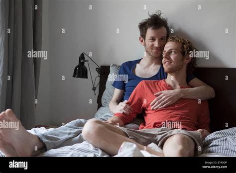 Deux hommes gay au lit Banque de photographies et dimages à haute résolution Alamy