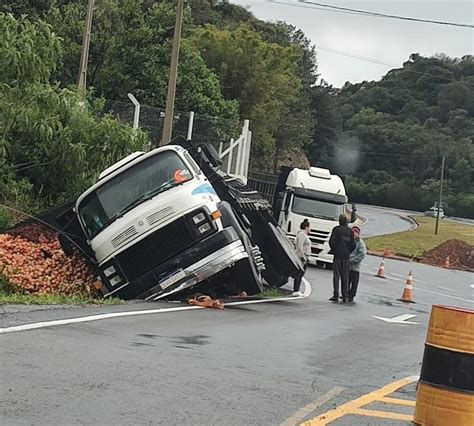 Caminhão carregado de maçãs tomba na ERS 122 em Flores da Cunha