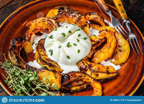 Burrata Mozzarella De Queso Con Calabaza Al Horno Fondo De Madera