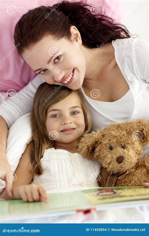 Retrato Da Leitura Da Matriz E Da Filha Na Cama Foto De Stock Imagem