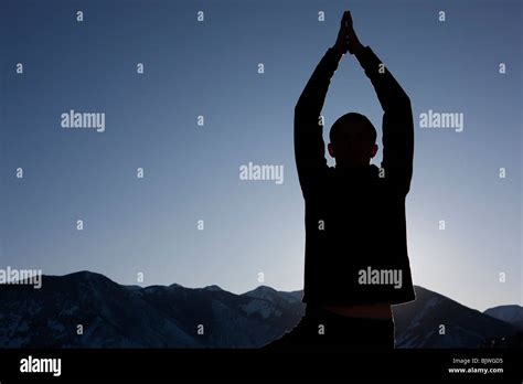 Silueta De Hombre Haciendo Yoga Al Atardecer Fotograf As E Im Genes De