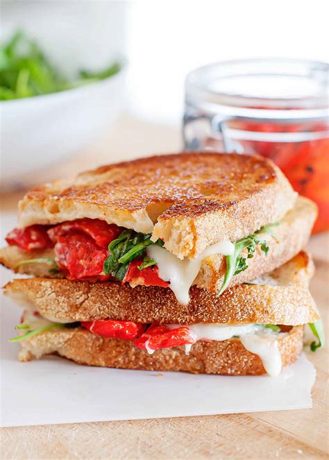 Sandwich de queso a la parrilla con mozzarella pimientos rojos y rúcula