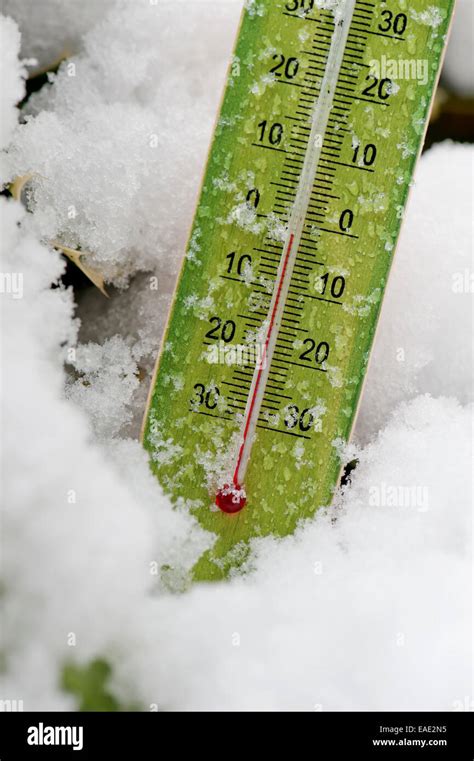 Below Zero Temperature Thermometer Hi Res Stock Photography And