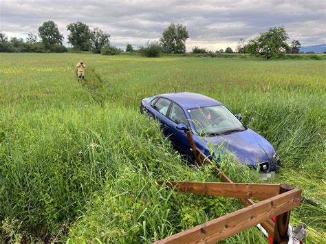 Pkw Lenker fährt über Kreuzung und landet im Gras Unfall in Dornbirn