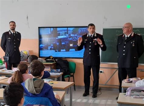 I Carabinieri Nelle Scuole Per Parlare Di Legalit