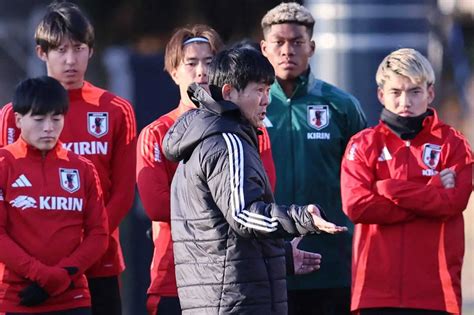 ＜サッカー日本代表・練習＞円陣で指示を出す森保監督（中央）（撮影・尾崎 有希） ― スポニチ Sponichi Annex サッカー