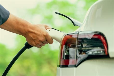 Homme Rechargeant La Batterie De Sa Voiture Lectrique Pendant Un