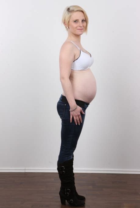 Pregnant Girl Lets Her Hormones Get The Better Of Her And Decides To Pose Nude Coedcherry
