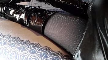 Laura On Heels Amateur En Un Sof Vistiendo Sexy Botas Negras De Plataforma Sobre Las