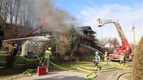 Waldstetten Haus In Waldstetten Steht In Flammen Feuerwehr Findet