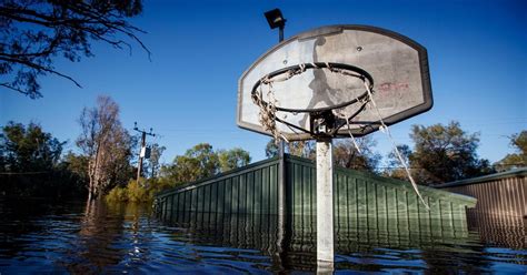 Fluten Blitze Und Buschbr Nde Weiter Extremwetter In Australien