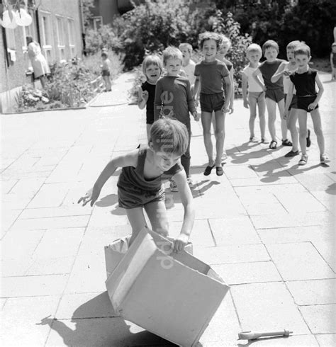 Ddr Fotoarchiv Berlin Kinder Feiern Den Internationaler Kindertag In