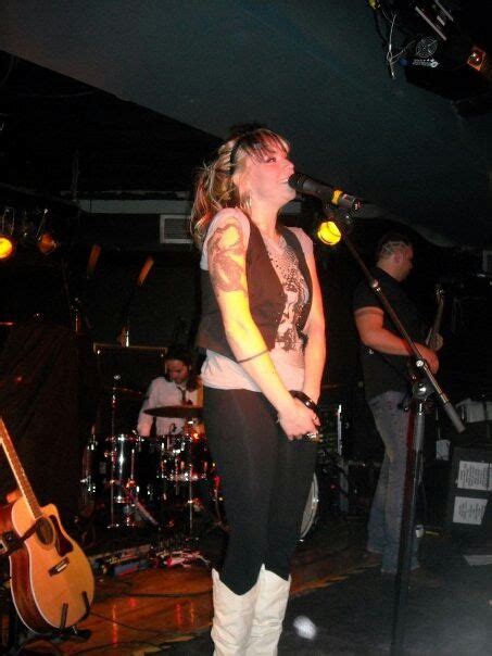 Hot Sexy Suzie McNeil Bikini Pics