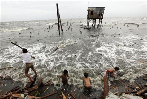 Aumentan A 21 Los Muertos Por El Tifón Nesat En Filipinas