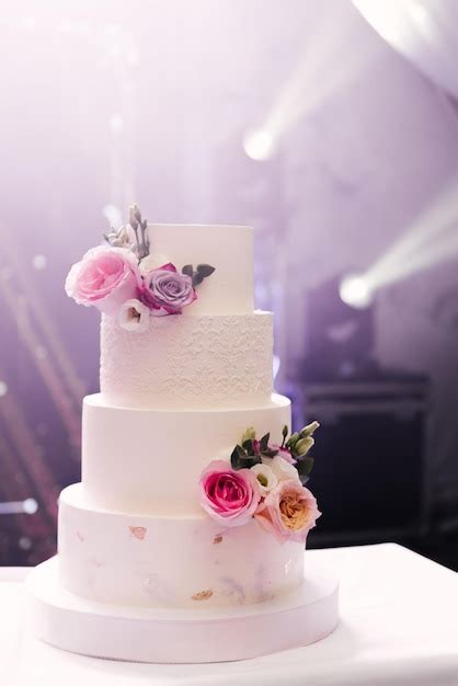 Grande Bolo De Casamento Branco Em Camadas Flores Retroiluminadas