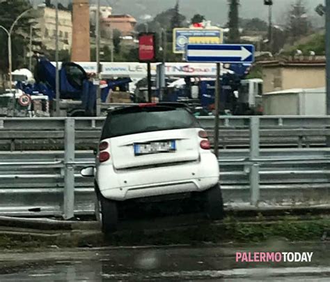 Incidente Allo Svincolo Di Via Giafar Auto Contro Guardrail Ferita