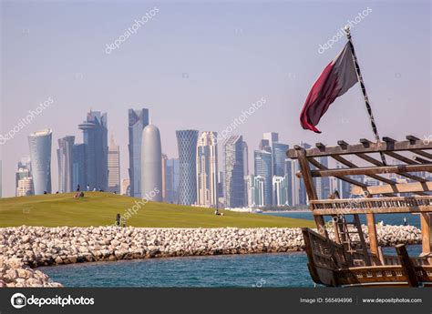 Doha Qatar Abril Barcos Dhow Tradicionales Con Horizonte Futurista