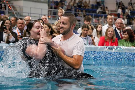 Kongres Świadków Jehowy w Toruniu Był też chrzest nowych wyznawców