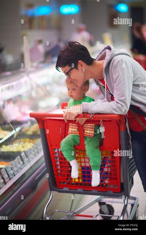 Una joven madre con su bebé en el shopping mall supermercado tienda de