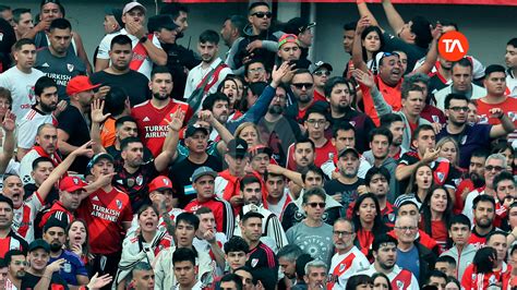 Hincha Muere Al Caer De La Tribuna En Partido River Vs Defensa Y Justicia