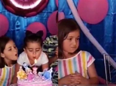 La Niña Mayor Sopla El Pastel De Su Hermana Y La Reacción De Ambas Se