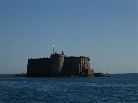 Le château du Taureau dans la baie de Morlaix Femin elles