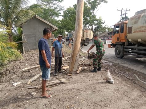 Demi Keselamatan Warga Babinsa Koramil Hinai Turut Tebang Pohon Di