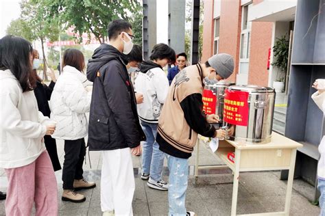 学院后勤处熬制大锅药汤 助力疫情防控 学院要闻 新闻中心 乐山职业技术学院