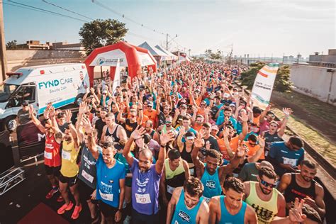 Milhares De Atletas Participam Da Corrida Em Homenagem Aos Anos Do