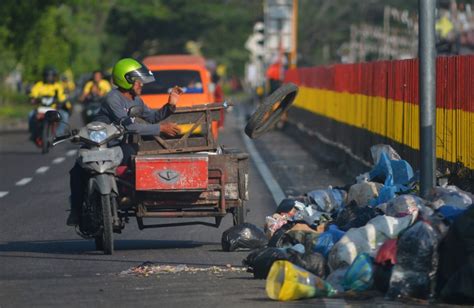 Tumpukan Sampah Di Tempat Pembuangan Liar