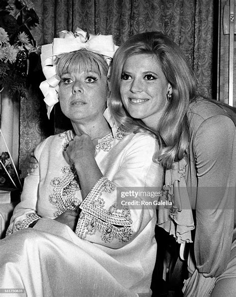 Actress Sheila Macrae And Daughter Meredith Macrae Backstage At The Photo Dactualité Getty