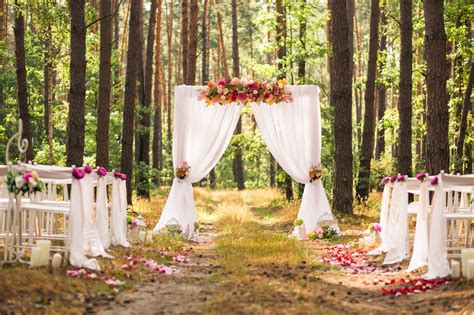 15 Beautiful Outdoor Wedding Aisle Decoration Ideas - Yeah Weddings