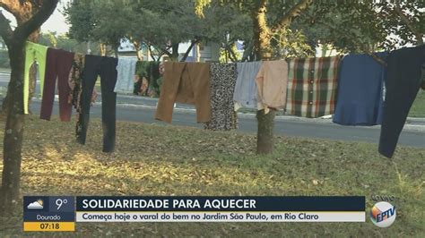 Projeto Varal do Bem em praças de Rio Claro doa roupas para quem