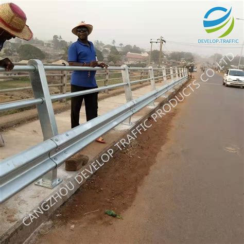 China Factory Traffic Safety Hot Dip Galvanized Barrier Highway Bridge