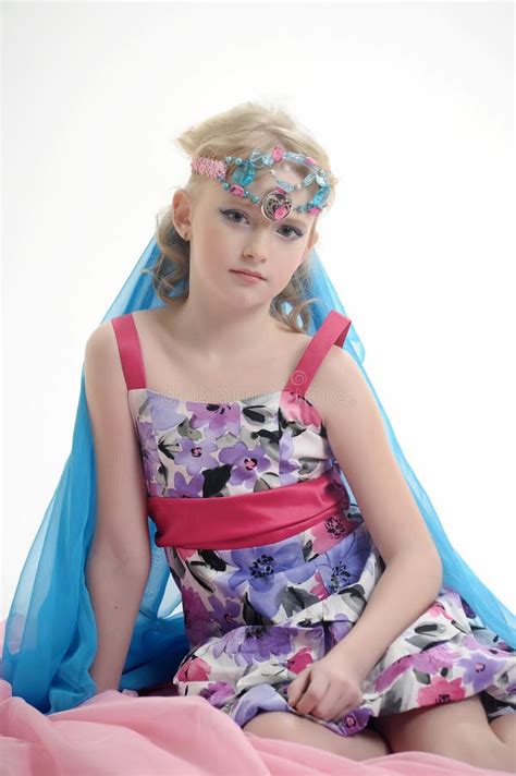 Jonge Blonde Prinses Met Een Mooie Oosterse Versiering Op Haar Hoofd Met Stenen Sprookje Stock