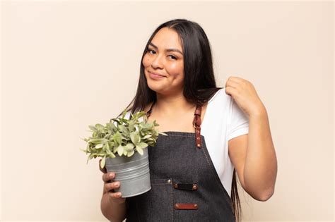 Mujer latina joven que parece arrogante exitosa positiva y orgullosa apuntando a sí misma