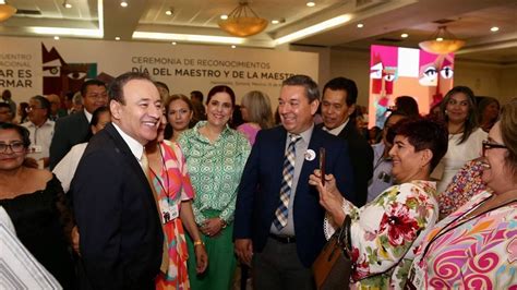 Alfonso Durazo premia con reconocimientos a docentes en el Día del