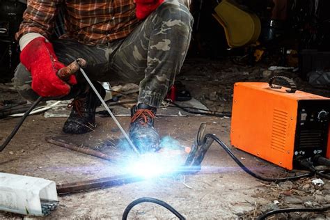 Trabajos De Soldadura Man Welding In Workshop Carpintería Metálica Y