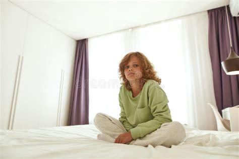 Retrato De Un Adolescente Enfermo Que Se Queda En Cama Foto De Archivo