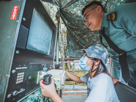 【全民國防走入鄉里】操作「復仇者」 感受官兵扎實訓練 軍聞 【全民國防走入鄉里】操作「復仇者」 感受官兵扎實訓練 青年日報