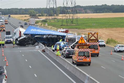 Spectaculaire Accident De Poids Lourd Sur L A Entre L Essonne Et La