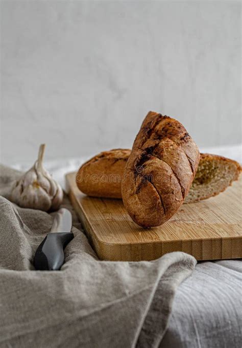 Hogaza De Pan Blanco Con Ajo En Una Tabla De Madera Pan Blanco