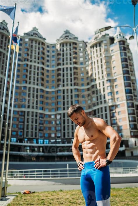 Tipo Musculoso Con Un Torso Desnudo En El Fondo De Un Edificio Alto