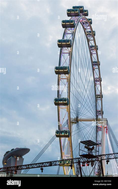 Singapore Flyer Ferris Wheel in Singapore Stock Photo - Alamy