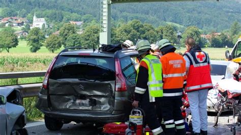 Elf Verletzte Bei Unfall Auf A8 Kurz Nach Der Auffahrt Piding