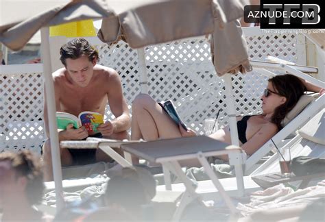 Rainey Qualley Sexy Seen Flaunting Her Hot Figure Wearing A Bikini With Lewis Pullman In