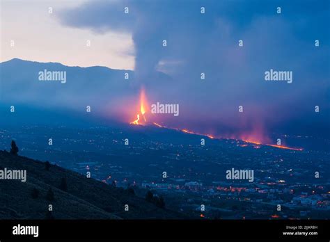 Photography of Cumbre Vieja volcano eruption Stock Photo - Alamy