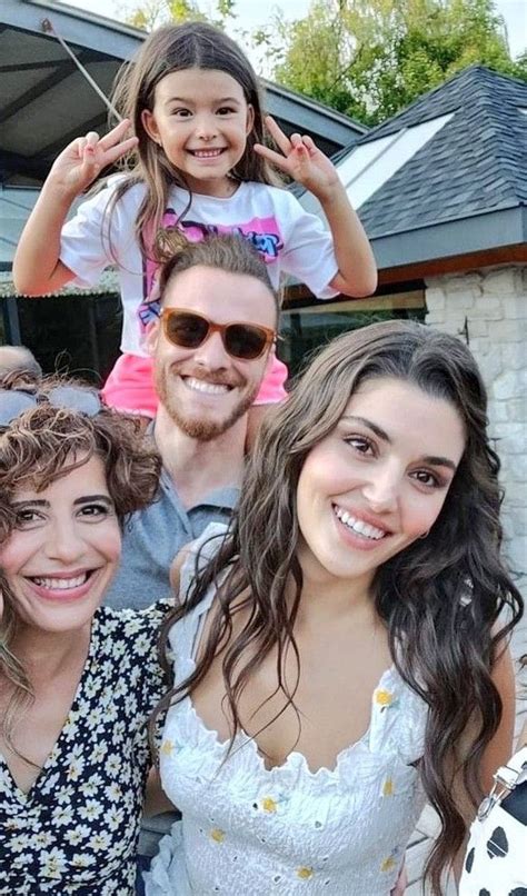 Kerem Bürsin Maya Başol y Hande Erçel en el set de Sen Çal Kapımı en